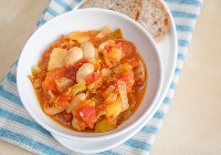 Fasola w sosie curry z jabłkami i pomidorami