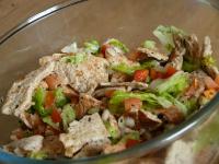 Sałatka chlebowa czyli fattoush (z ogórkiem, pomidorami i zieleniną)