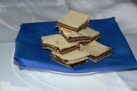 Wafle z kakaową masą maślaną z herbatnikami i bakaliami
