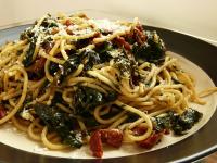 Spaghetti ze szpinakiem, czuszką i suszonymi pomidorami