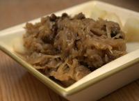 Bigos z kostką sojową i grzybami suszonymi