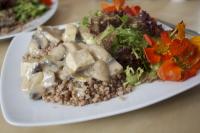 Obok mix sałat z winegretem i kwiatami nasturcji - tak jest, są jadalne, a do tego pyszne :) Lekko pikantne, przypominają rzeżuchę, a do tego kwiatowo słodkie i aromatyczne.