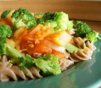 Spaghetti z sosem pomidorowym z cukinią i brokułami