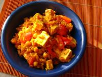 Paella z tofu, ciecierzycą i papryką