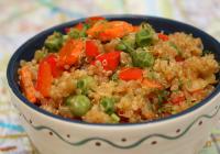 Quinoa ze smażoną marchewką, papryką i innymi warzywami