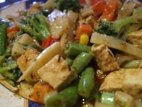 Pędy bambusa z warzywami i tofu