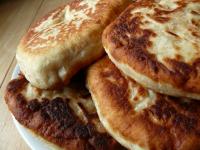 Langos (langosz), czyli węgierskie placki pszenno-ziemniaczane na drożdżach