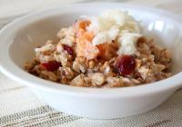 Muesli (musli) namaczane z jabłkami, bananami lub innymi owocami