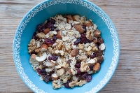 Muesli (musli) namaczane z jabłkami, bananami lub innymi owocami