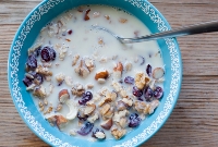 Muesli (musli) namaczane z jabłkami, bananami lub innymi owocami