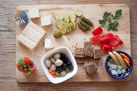 Koreczki z tofu oraz warzyw świeżych i marynowanych