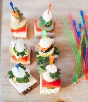 Koreczki z tofu oraz warzyw świeżych i marynowanych