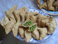 Samosy - pierożki hinduskie nadziewane groszkiem zielonym i ziemniakami