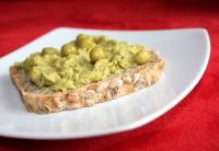 Pasta z groszku konserwowego z czosnkiem