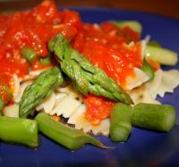 Kokardki ze szparagami i sosem pomidorowym [Farfalle agli asparagi]