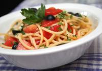 Spaghetti z czosnkiem, świeżymi pomidorami, oliwkami i natką