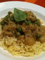 Curry kalafiorowe z ziemniakami i groszkiem