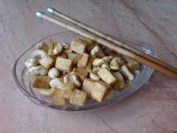 Rumiane tofu z cebulką i orzechami