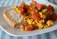 Tofu a'la jajecznica - z pomidorem, gorczycą i kuminem