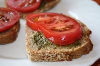 Kanapki z pastą z bazylii lub pesto i pomidorami
