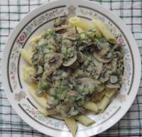Makaron z sosem pieczarkowo-cebulowym
