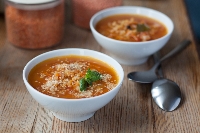 Posypana lekko utartym w moździerzu sezamem - wygląda jak z parmezanem ;)