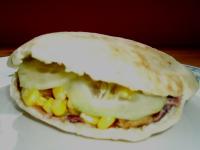 Pita z pastą fasolową, kotletami, ogórkiem i kukurydzą