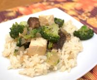 Ryż z brokułami, tofu i grzybami shitake
