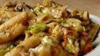 Zapiekanka penne z brokułem i pieczarkami