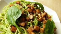 tym razem pesto z liści szpinaku, całość posypana prażonym słonecznikiem