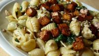 Makaron z sosem pieczarkowo-szpinakowym i tofu
