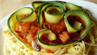 Spaghetti z sosem pomidorowym i ozdobną cukinią