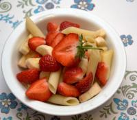 Sałatka z makaronu, truskawek i bananów