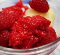 Tak wygląda sorbet niezmiksowany przed podaniem. Świetnie się komponuje ze słodkimi, ananasowymi lodami :)
