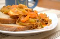 Bigos bez kapusty (pieczarkowo-marchwiowy z ogórkami kiszonymi)