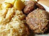 Kotlety z kaszy gryczanej, tofu i kapusty kiszonej