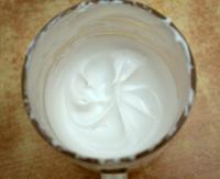 Tak małą ilość kremu kokosowego (100ml) ubijałam po prostu w szklance.