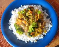 Ryż z warzywami i kotletami sojowymi lub tofu w sosie curry