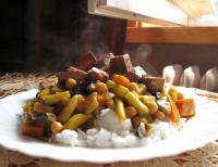 Ryż z warzywami i kotletami sojowymi lub tofu w sosie curry