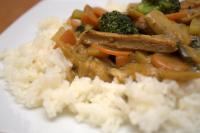 Ryż z warzywami i kotletami sojowymi lub tofu w sosie curry