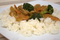 Ryż z warzywami i kotletami sojowymi lub tofu w sosie curry