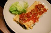 Enchilada ze szpinakiem i sosem pieczarkowo-pomidorowym
