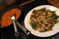 Enchilada ze szpinakiem i sosem pieczarkowo-pomidorowym