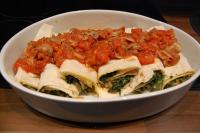 Enchilada ze szpinakiem i sosem pieczarkowo-pomidorowym