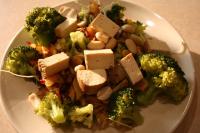 Ryż curry z tofu, brokułami, imbirem i kiełkami fasoli mung