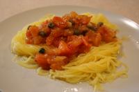 Spagetti z pikantnym sosem pomidorowym i kaparami