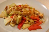 Tofu z kalarepką, papryką, porem i nerkowcami (z woka)