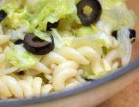 Sałatka makaronowa z sałatą lodową, oliwkami i winegretem