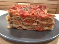 Lasagne z pomidorowym farszem z pieczarkami i granulatem sojowym