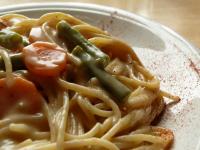 Spaghetti w białym sosie z warzywami